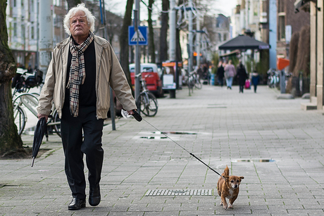 man, hond en Burberry sjaal