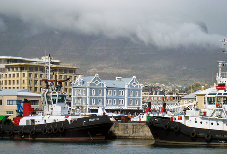 Haven van Kaapstad met de Tafelberg in de wolken.