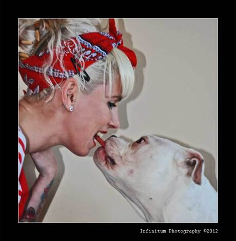 Rocka-babe Cindy met Mooneyes the American Bulldog