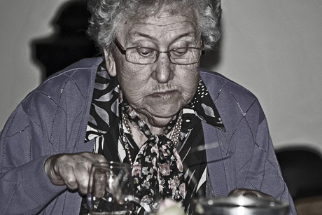 een oma genieten van haar eten