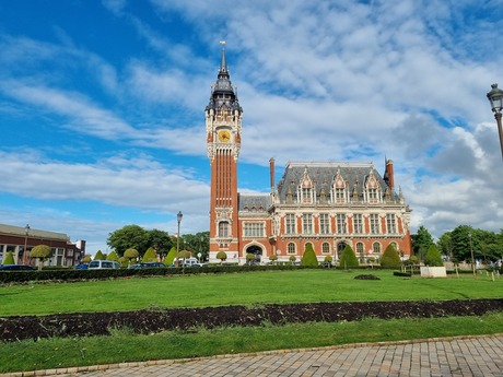 Calais Town Hall in het centrum van Calais (Frankrijk)