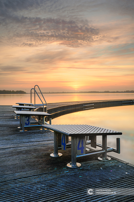 Rust en symmetrie Tijdens zonsopkomst bij 't Atol in Zeewolde 