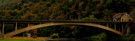 Brug over rivier in de Ardennen