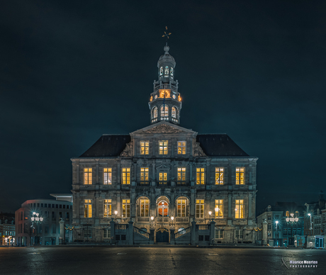 Gemeentehuis van Maastricht in de avond