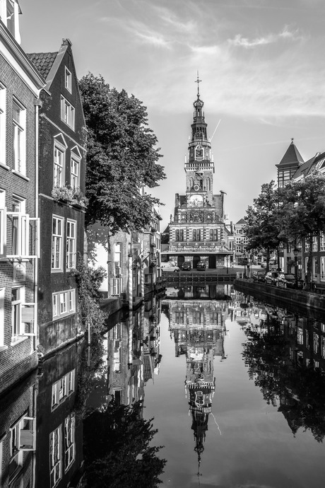 Spiegelende Waagtoren in Alkmaar