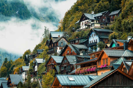 Gelaagd dorp in de Alpenmist