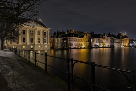 De hofvijver aan het Mauritshuis en het Parlementsgebouw.