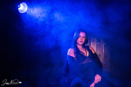 Portret met rook en blauw licht is een prachtige combinatie