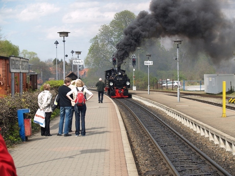 Aankomst van een kleine stoomlocomotief