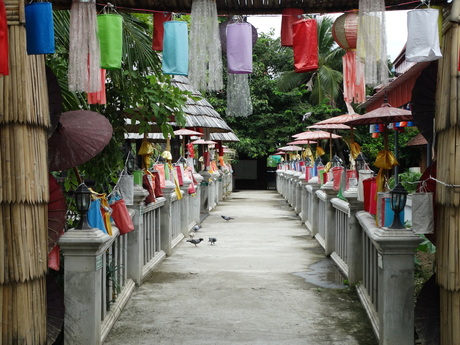 Brug bij Thaise tempel