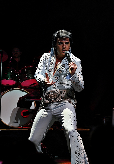 Elvis is Alive en hij heet Dwight!