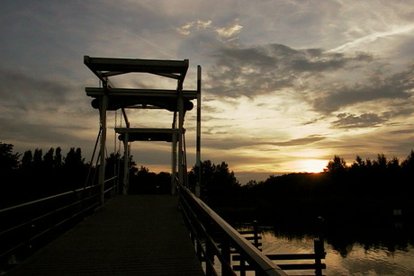 Brug tijdens zonsondergang