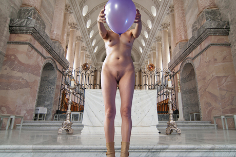 Met een balon spelen in de kerk.