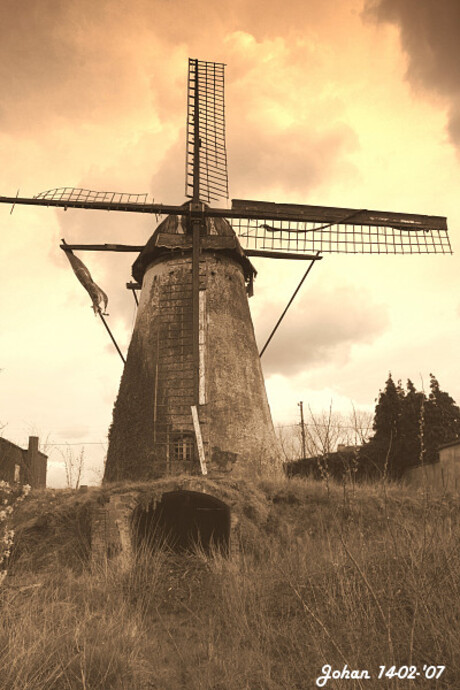 Verwaarloosde graanmolen.