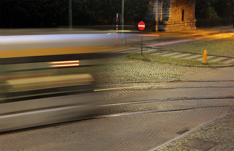 Tram 19 vliegt voorbij