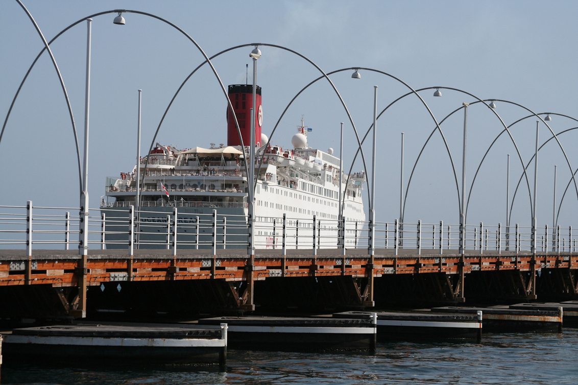 Cruiseschip langs pontjesbrug - Cruiseschip dat net vertrokken is uit de st Annabaai, Willemstad, Curacao. Hij vaart inmiddels voorbij de pontjesbrug op de caraibische zee - foto door Abosker op 13-09-2009 - deze foto bevat: brug, willemstad, curacao, antillen, cruiseschip, pontjesbrug