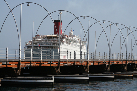 Cruiseschip langs pontjesbrug - Cruiseschip dat net vertrokken is uit de st Annabaai, Willemstad, Curacao. Hij vaart inmiddels voorbij de pontjesbrug op de caraibische zee - foto door Abosker op 13-09-2009 - deze foto bevat: brug, willemstad, curacao, antillen, cruiseschip, pontjesbrug