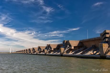 Haringvlietsluizen aan de zeezijde