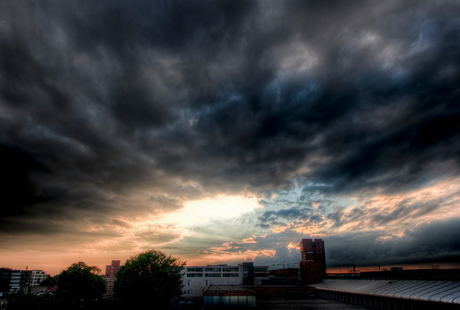 bewolkte zonsondergang in Enschede