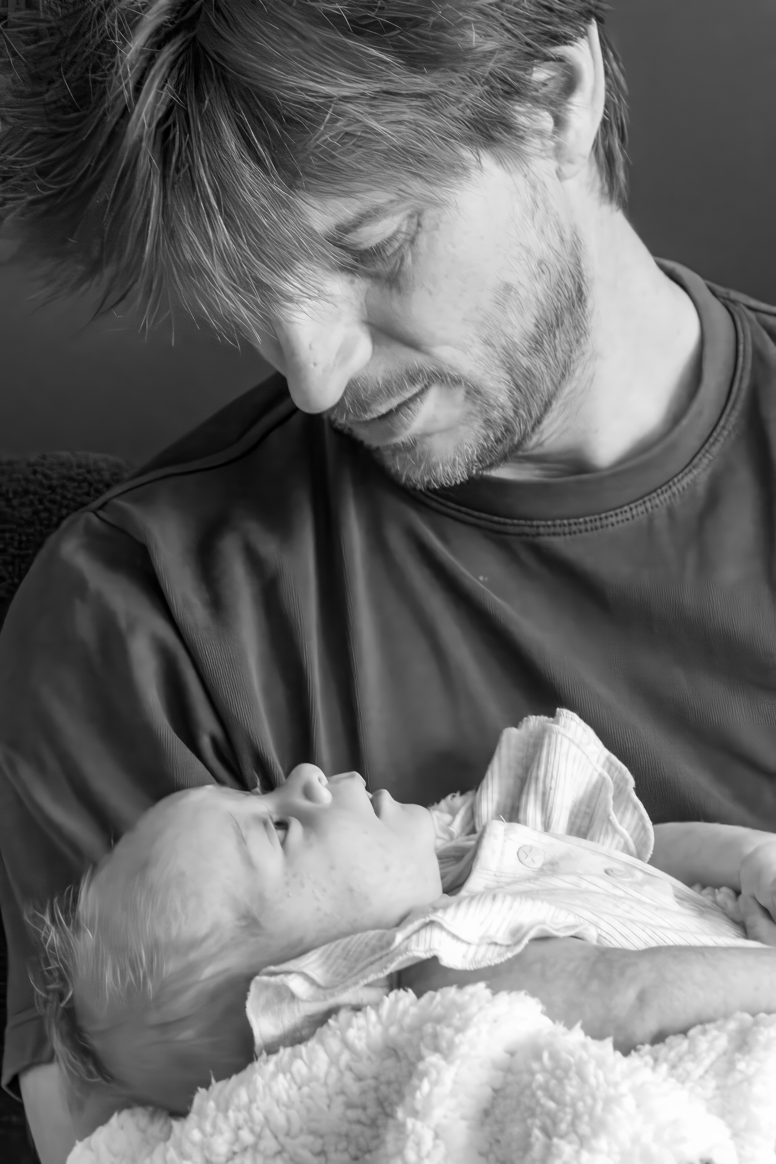 Vader en dochter - Vader en dochter - foto door Rohan600 op 17-10-2024 - locatie: Den Haag, Nederland - deze foto bevat: vader, dochter, baby, new born, portret, zwart wit, canon, canon eos r6m2, 24.0-105.0 mm, iso 12800, diafragma ƒ/9, sluitertijd 1/80s, brandpuntafstand 80mm, gezicht, hoofd, kin, haarstijl, arm, wit, mond, orgaan, zwart, comfort