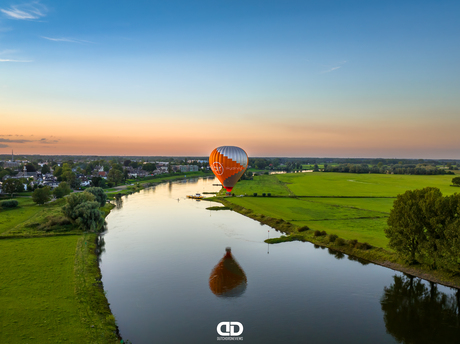 De Culiair luchtballon boven het spiegelgladde water van de IJssel