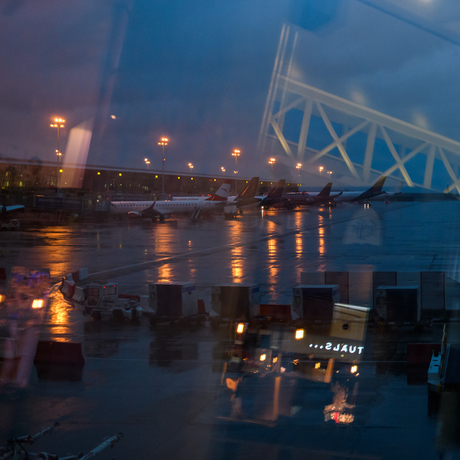 Blauw uur en reflectie op Brussels Airport