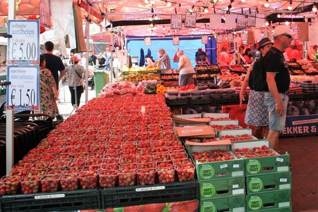 Aardbeien op de Markt in Middelburg