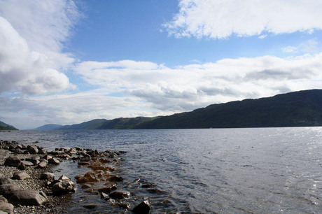 Kabbelend water aan Loch Ness