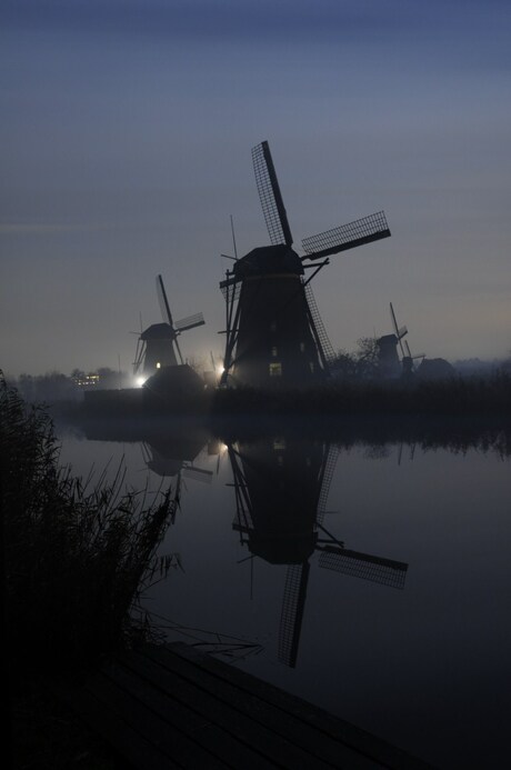 kinderdijk in de mist