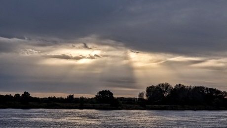 Even na zonsopgang  boven de Waal