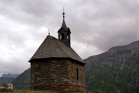 Idyllisch plaatje met historisch kerkje in Oostenrijk
