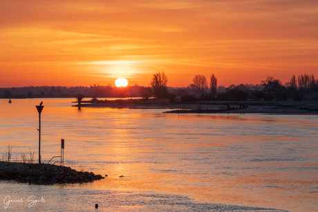 zonsopkomst aan de Lek