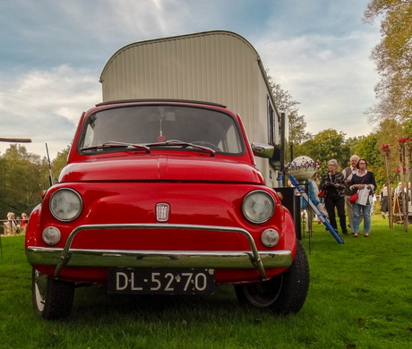 Klein en rood.