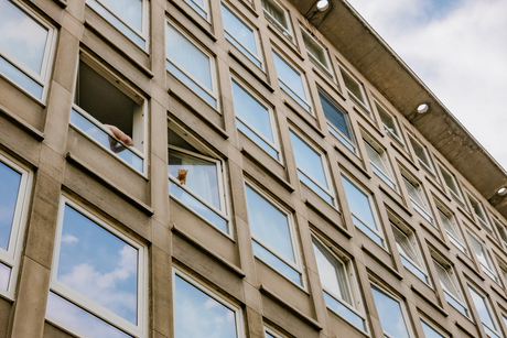 samen uit t raam hangen