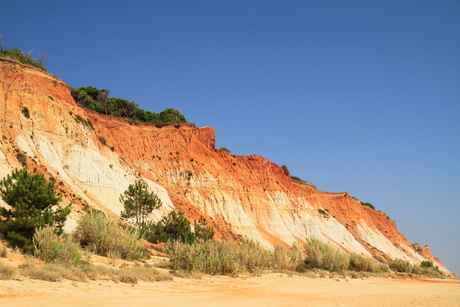 Kleurrijke kustlijn Olhos d'Agua Algarve