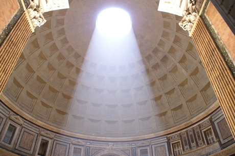 Licht bundel in Pantheon Rome