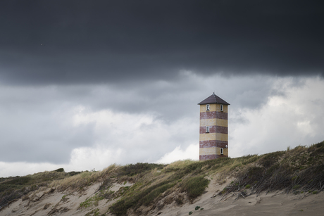 Kaapduinen lagen onder grijs wolkendek