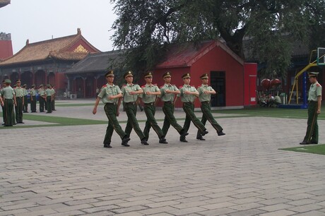 soldaten aan het oefenen