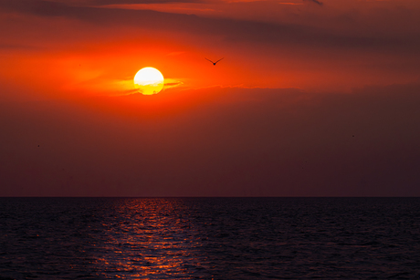 Zonsondergang aan zee