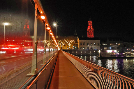 Stadsbrug bij nacht