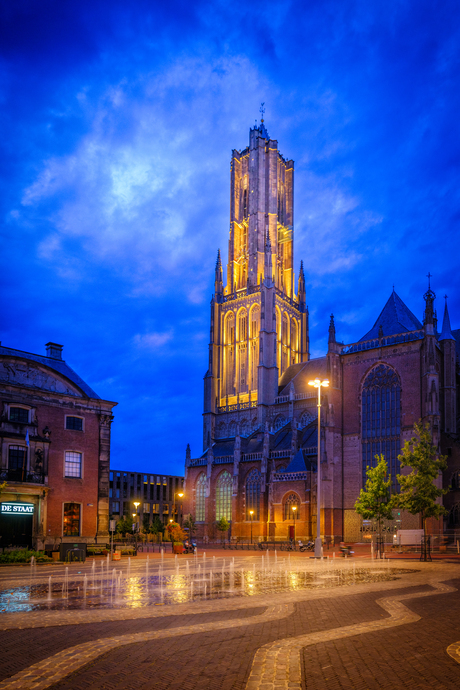de Eusebius toren in Arnhem met het marktplein