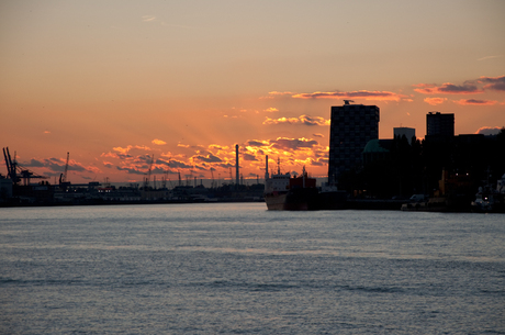 De maas bij zonsondergang