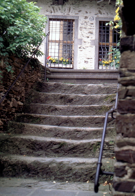 De trap naar de binnenplaats.