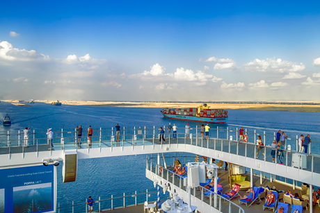 cruiseschip op het Suez kanaal 