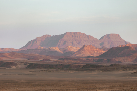 Woestijnlandschap met zonsondergang