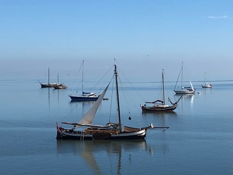 Schepen op de Waddenzee bij Vlieland