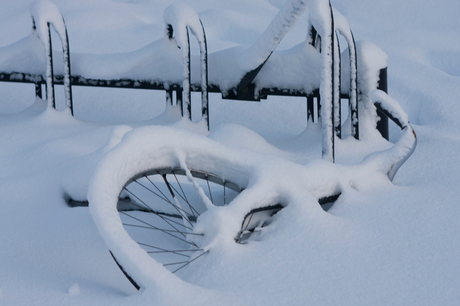 eenzame fiets in de sneeuw