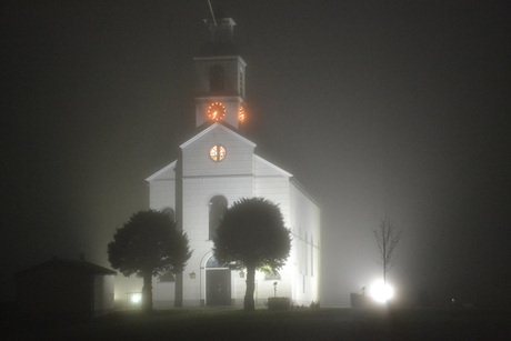 Kerkje in lichte mist