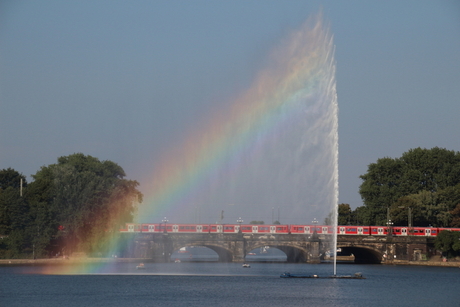 zonlicht gebroken in fontein in Hamburg