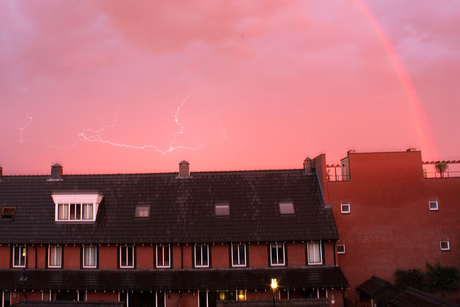 Bliksem en regenboog